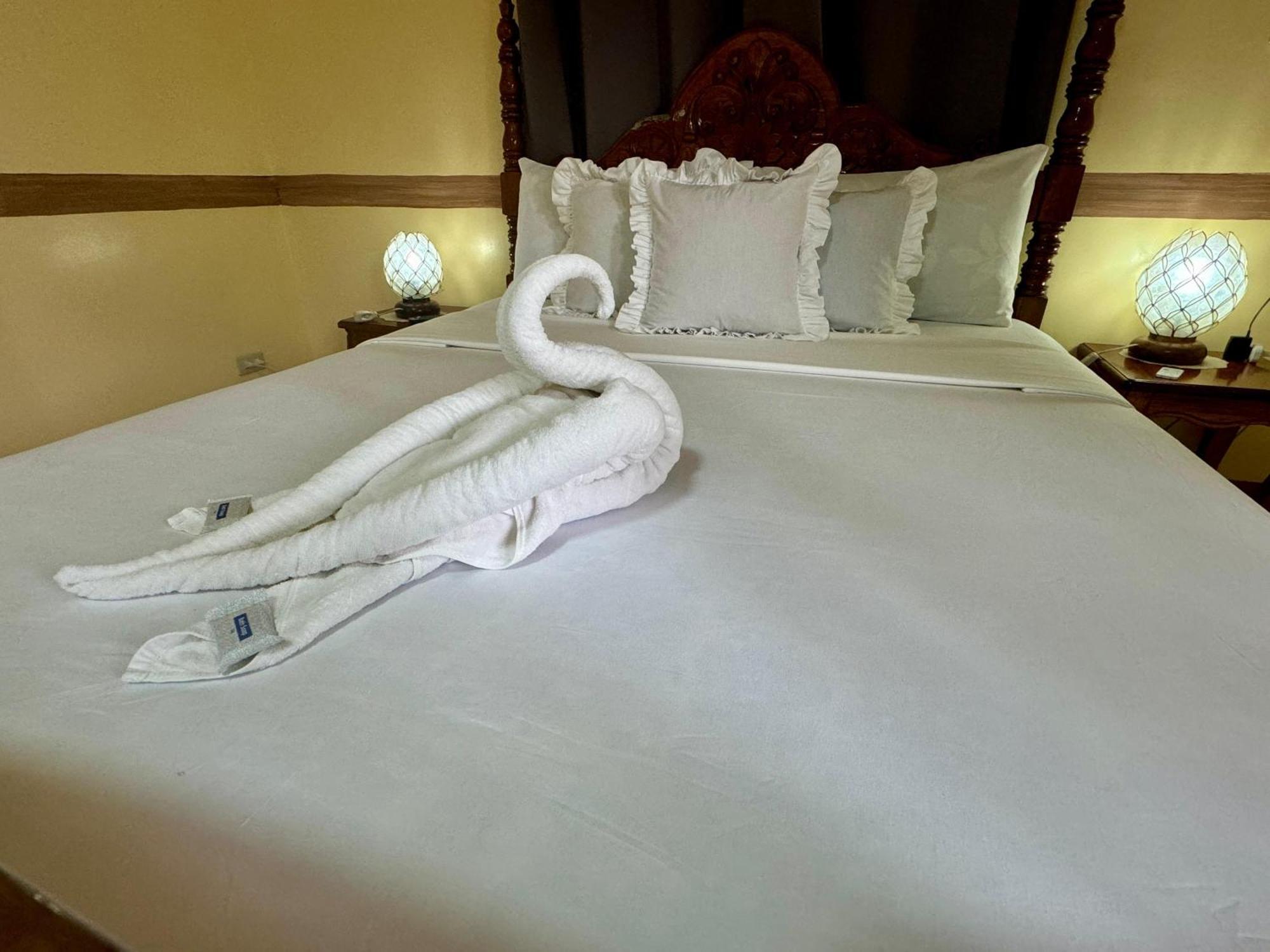 Ocean Breeze Inn Manoc-Manoc Екстер'єр фото