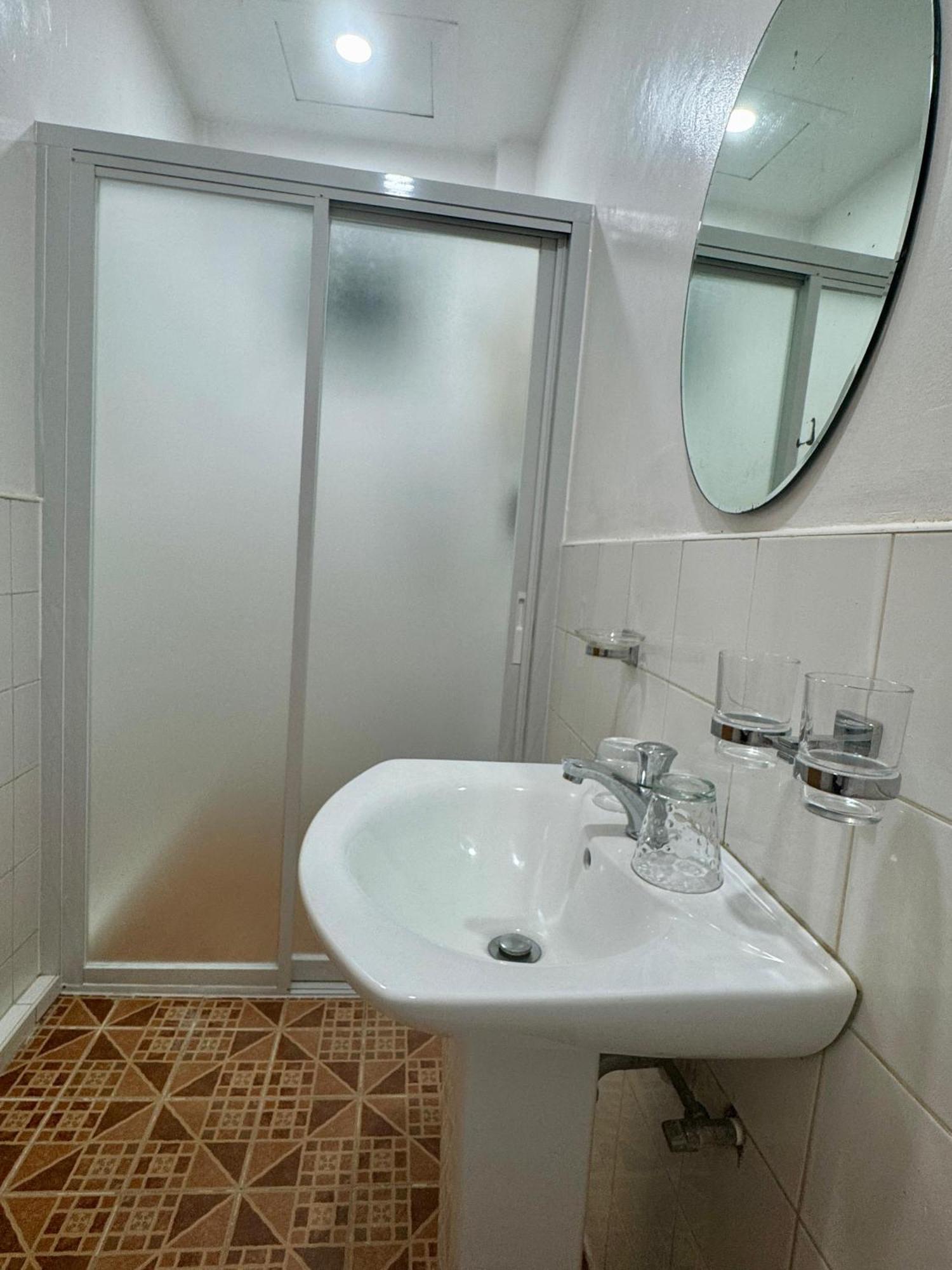 Ocean Breeze Inn Manoc-Manoc Екстер'єр фото